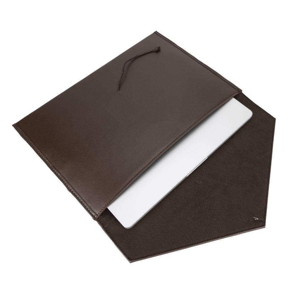 Leren laptophoes 13 inch naast de 11 inch om het formaat te tonen