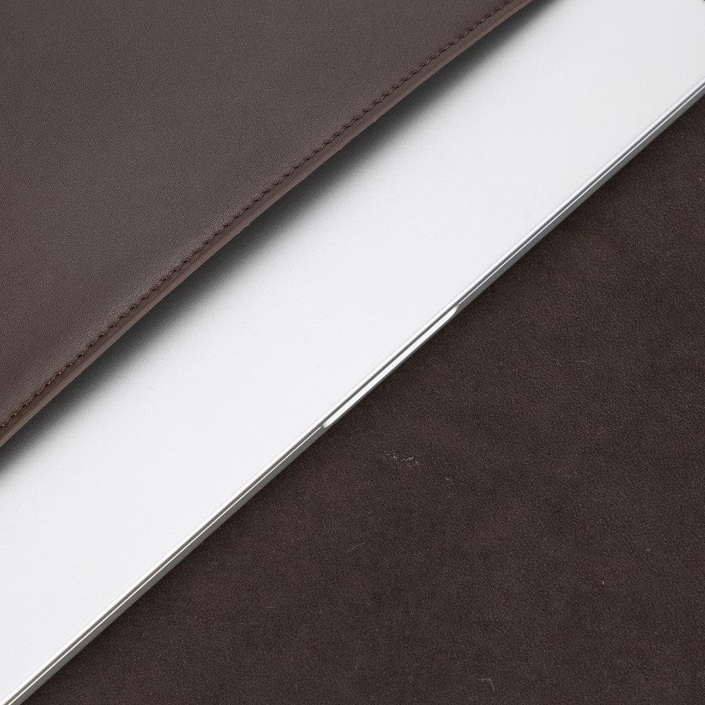 Leren laptophoes 13 inch naast de 11 inch om het formaat te tonen