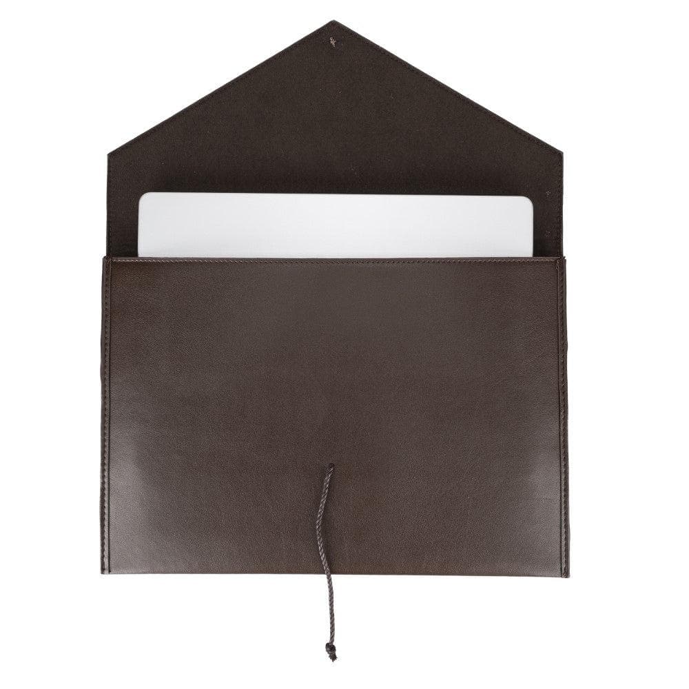 Leren laptophoes 13 inch naast de 11 inch om het formaat te tonen