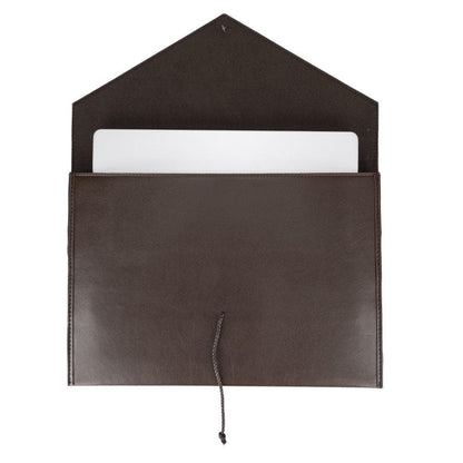 Leren laptophoes 13 inch naast de 11 inch om het formaat te tonen