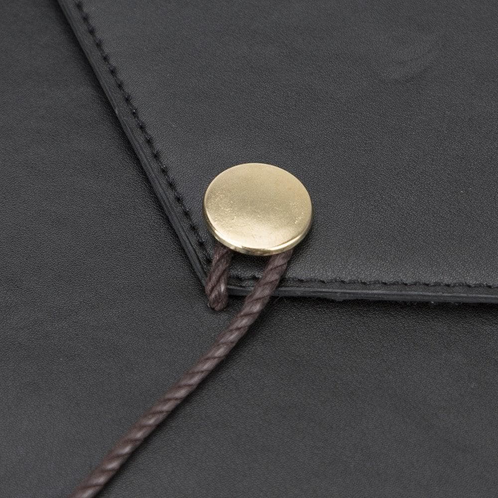Detail van de metalen knoop en het leren koordje op de laptophoes