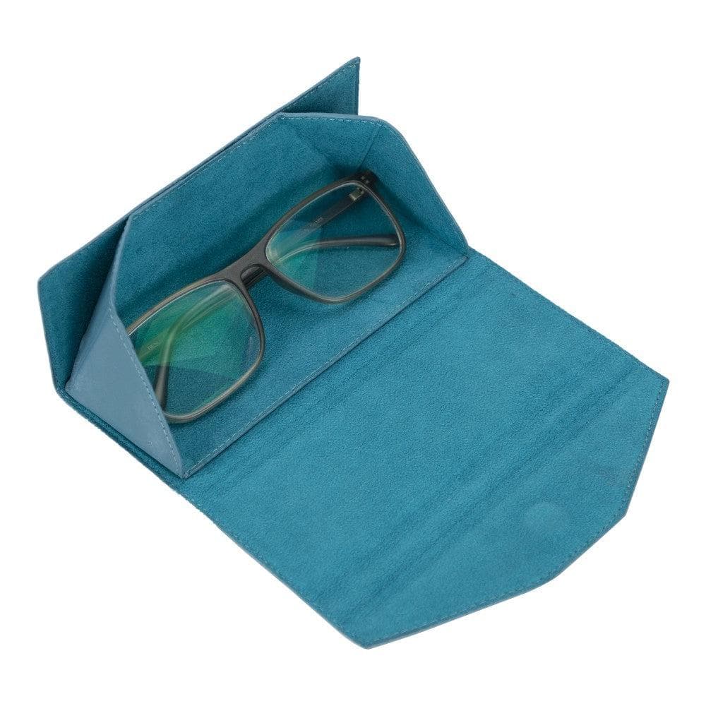 Turquoise leren brillenetui opengevouwen met een bril op de zachte voering