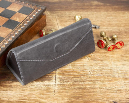Grijs leren brillenetui voor slimme bril op houten tafel