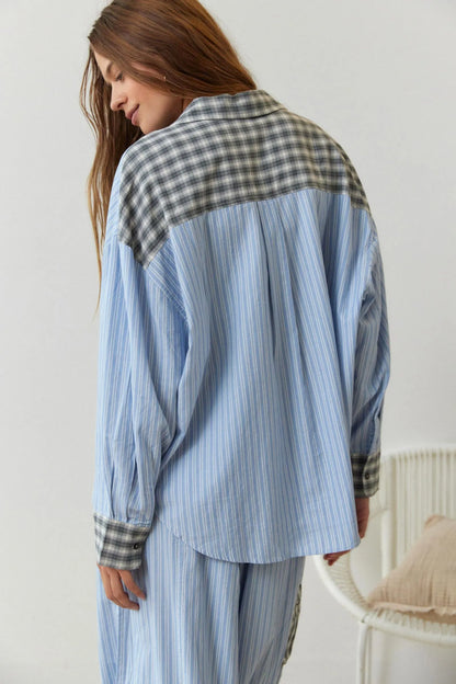 Pyjamaset dames in blauw, achterkant van de blouse met geruite schouderpas