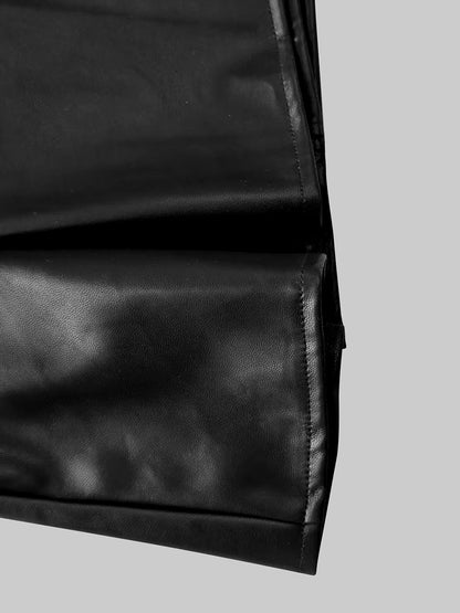 Getailleerde zwarte imitatieleren damesblazer met puntrevers en gouden knopen