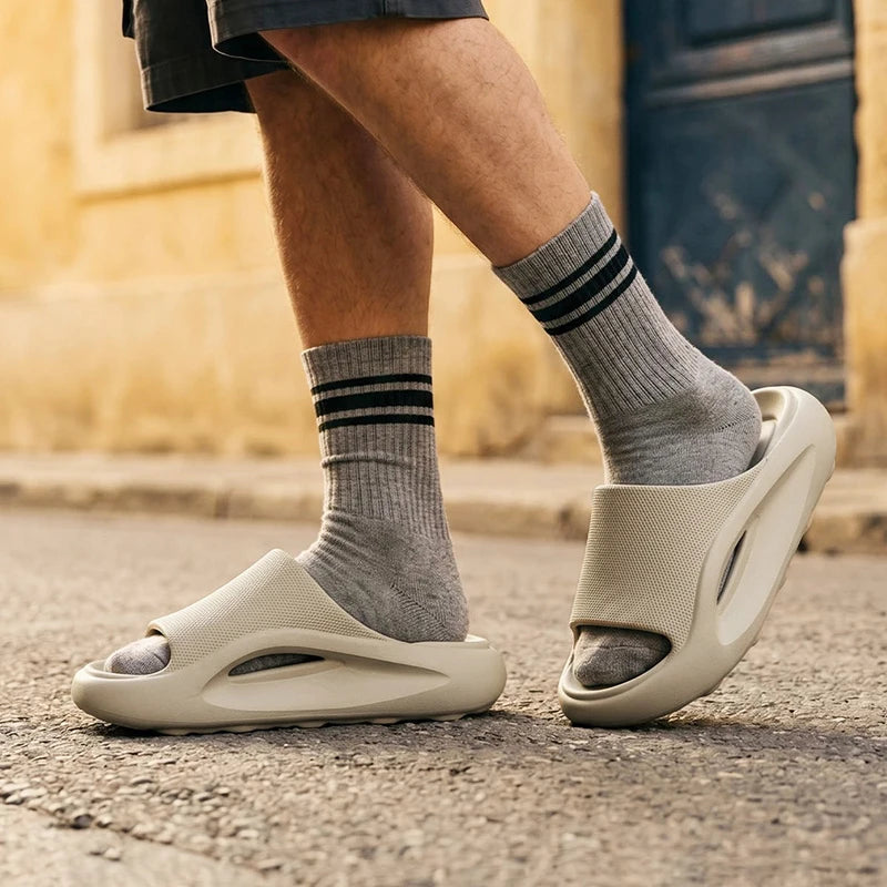 Badslippers van EVA met dikke zool, gevormd voetbed en brede band over de wreef