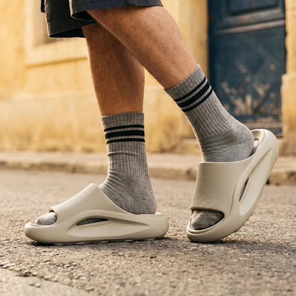 Badslippers van EVA met dikke zool, gevormd voetbed en brede band over de wreef