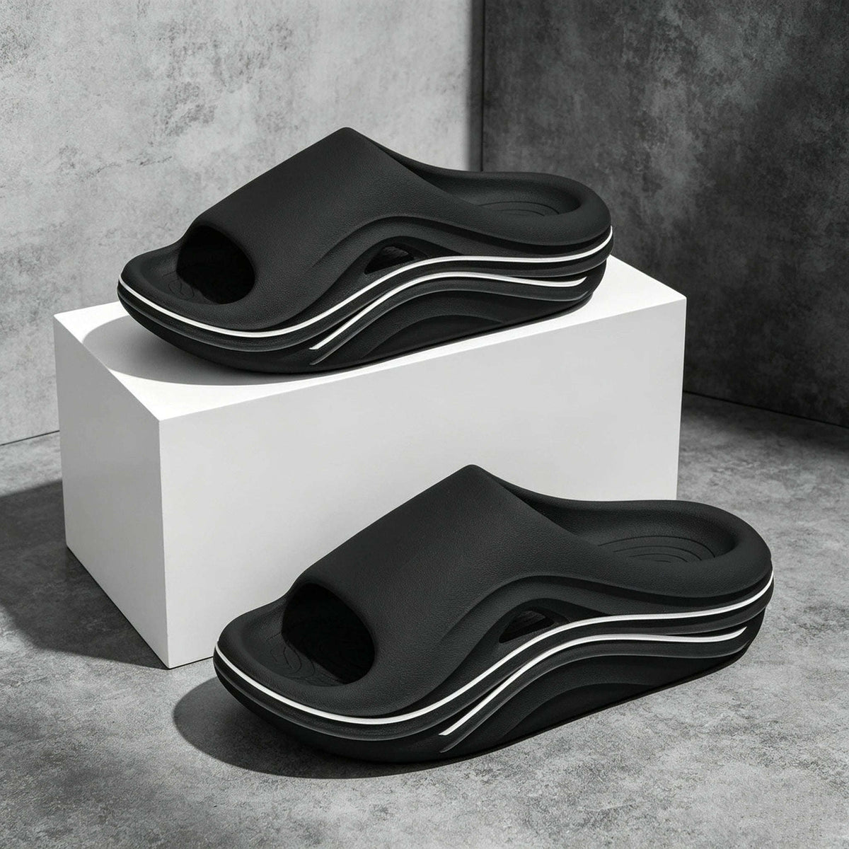 Badslippers van EVA met extra dikke zool, golvende contrastlijnen en uitsparing in de band - zwart