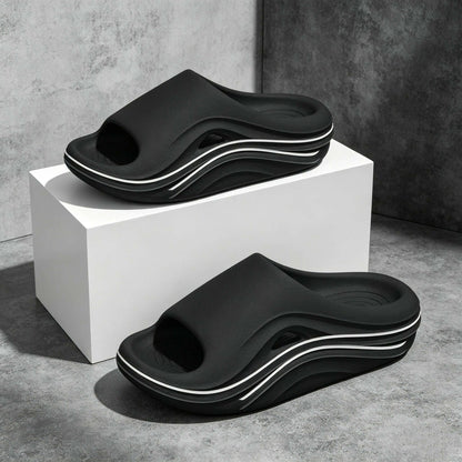 Badslippers van EVA met extra dikke zool, golvende contrastlijnen en uitsparing in de band - zwart