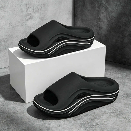 Badslippers van EVA met extra dikke zool, golvende contrastlijnen en uitsparing in de band - zwart