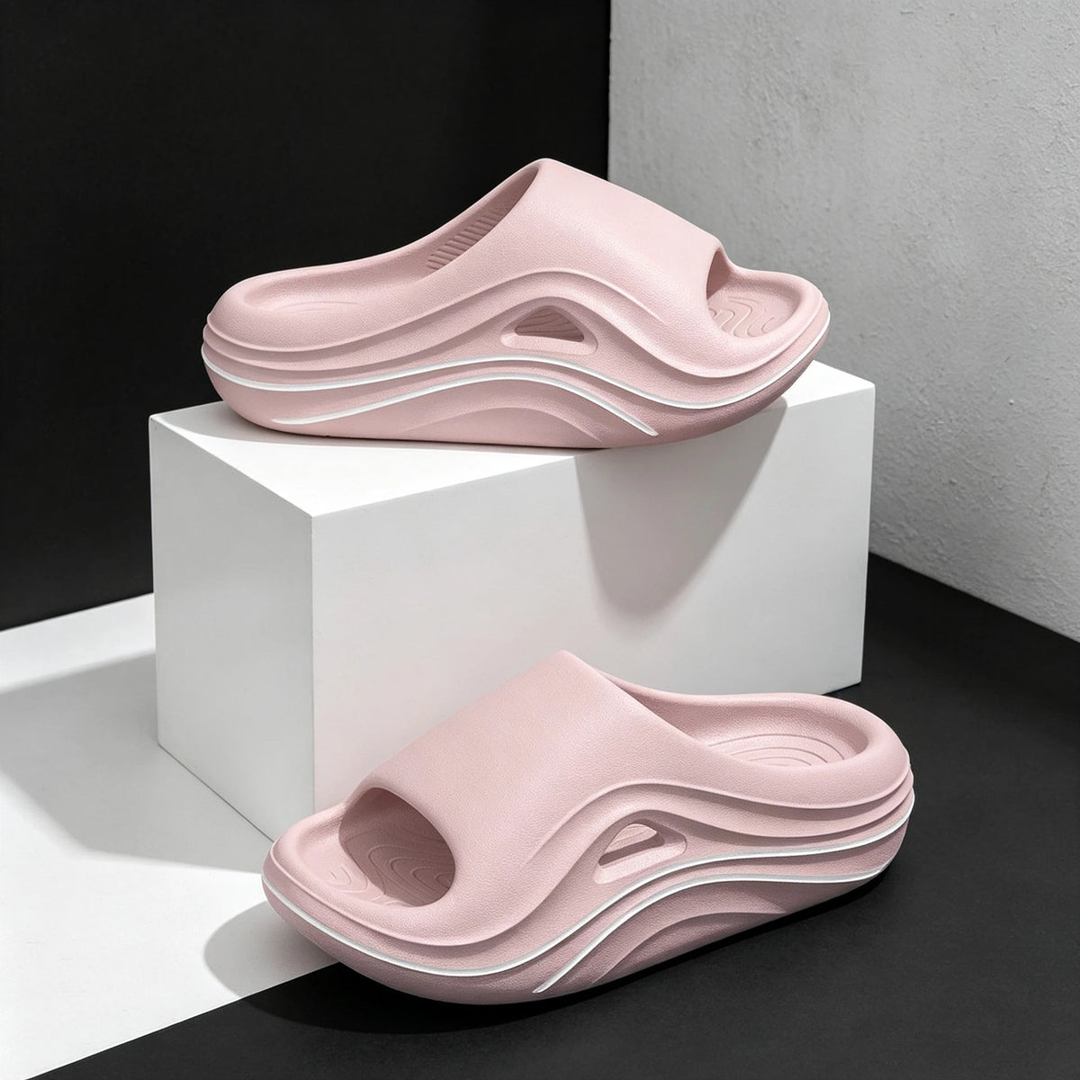 Badslippers van EVA met extra dikke zool, golvende contrastlijnen en uitsparing in de band - roze