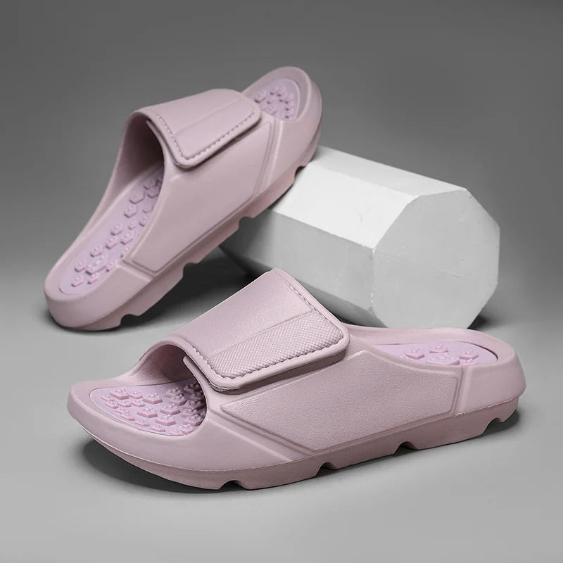 Badslippers van EVA met brede verstelbare band, voetbed met noppen en dikke zool - lila