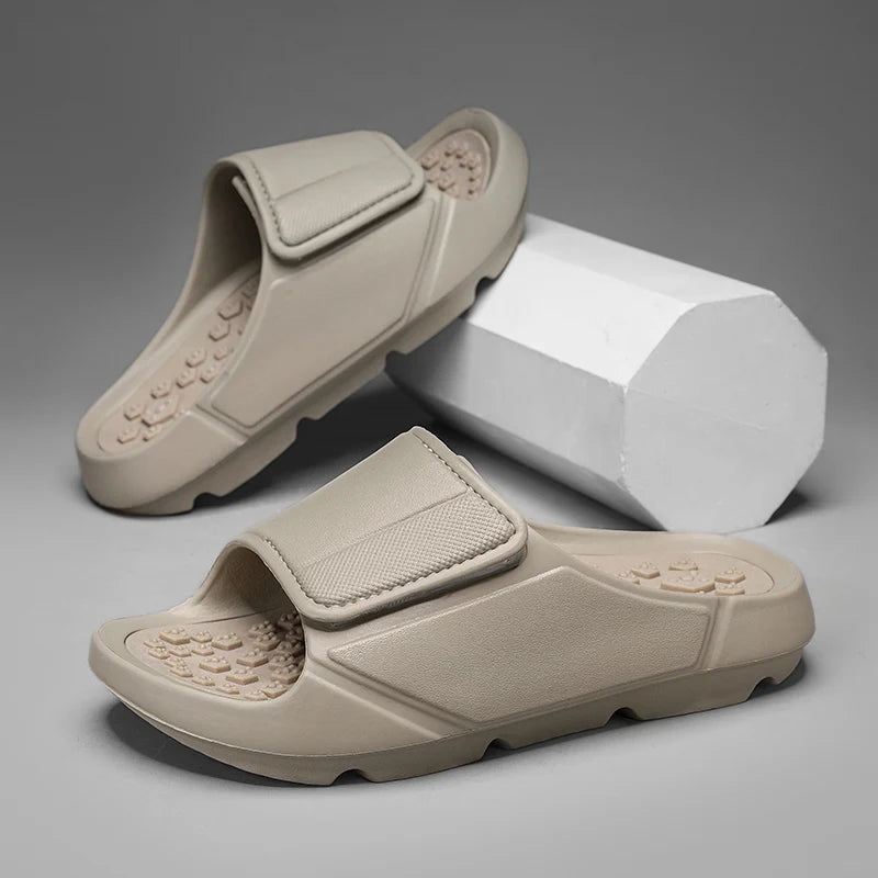Badslippers van EVA met brede verstelbare band, voetbed met noppen en dikke zool - khaki