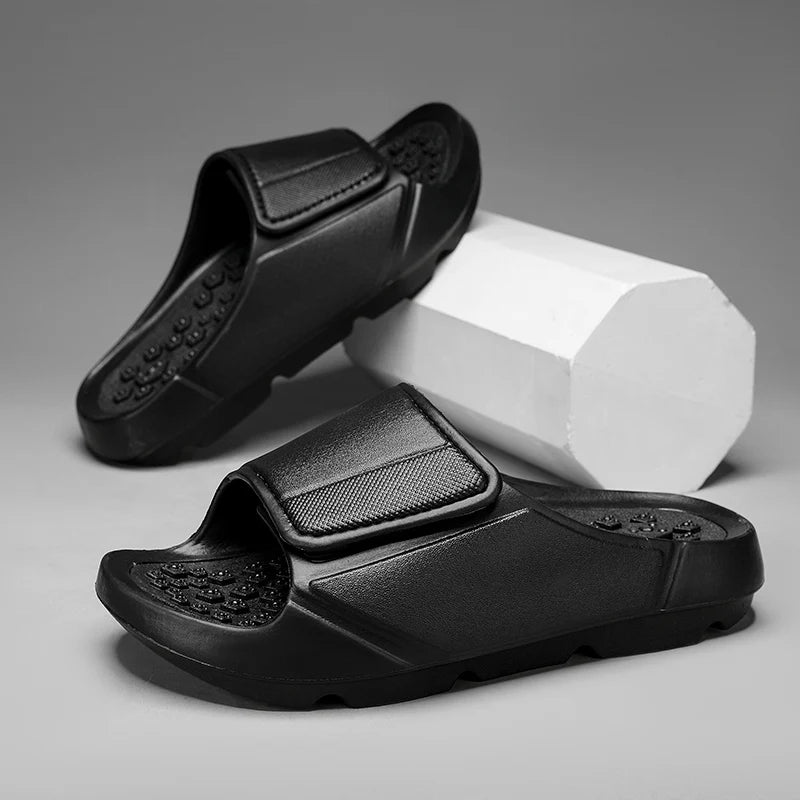 Badslippers van EVA met brede verstelbare band, voetbed met noppen en dikke zool - zwart