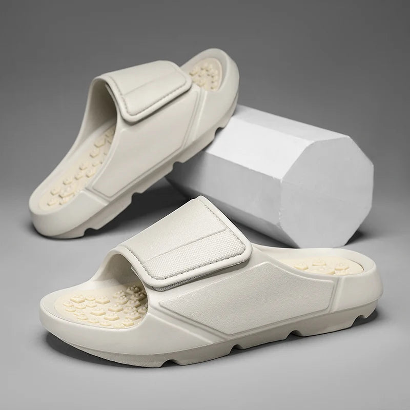 Badslippers van EVA met brede verstelbare band, voetbed met noppen en dikke zool - beeld 2