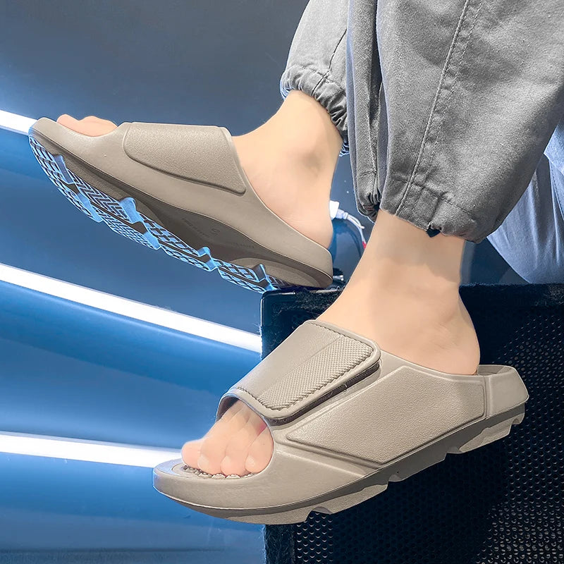 Badslippers van EVA met brede verstelbare band, voetbed met noppen en dikke zool - beeld 6
