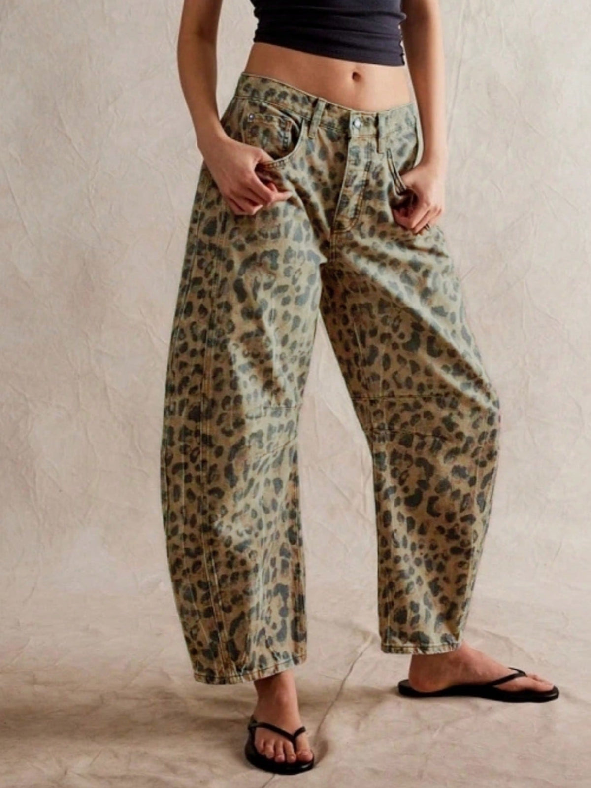 Dames barrel jeans met luipaardprint, voorkant, gedragen met zwart topje en slippers