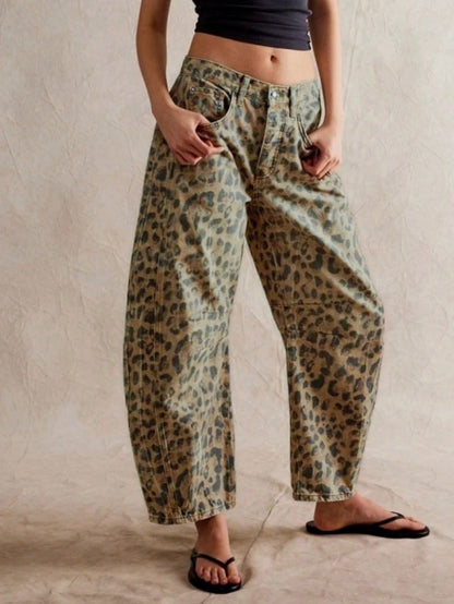 Dames barrel jeans met luipaardprint, voorkant, gedragen met zwart topje en slippers