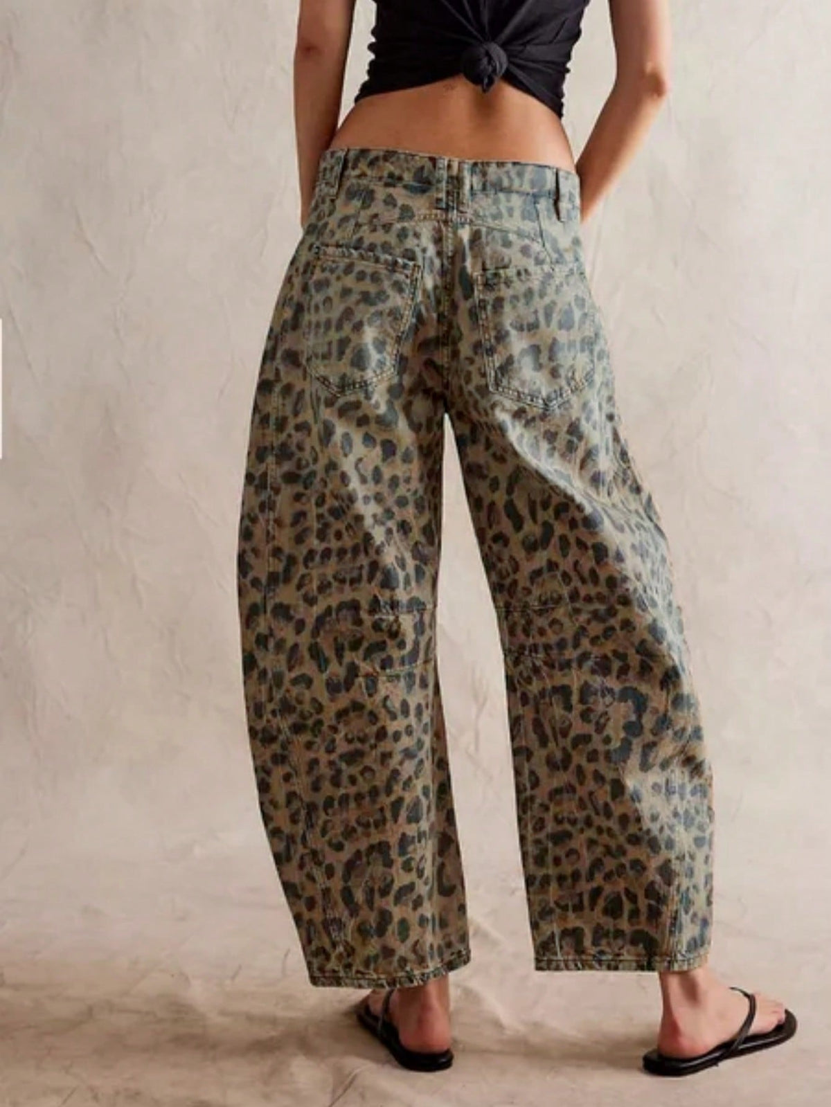 Achterkant van de barrel jeans met luipaardprint en twee opgestikte zakken