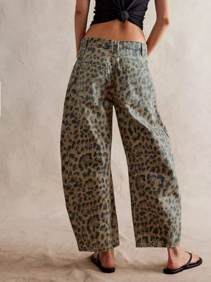 Achterkant van de barrel jeans met luipaardprint en twee opgestikte zakken