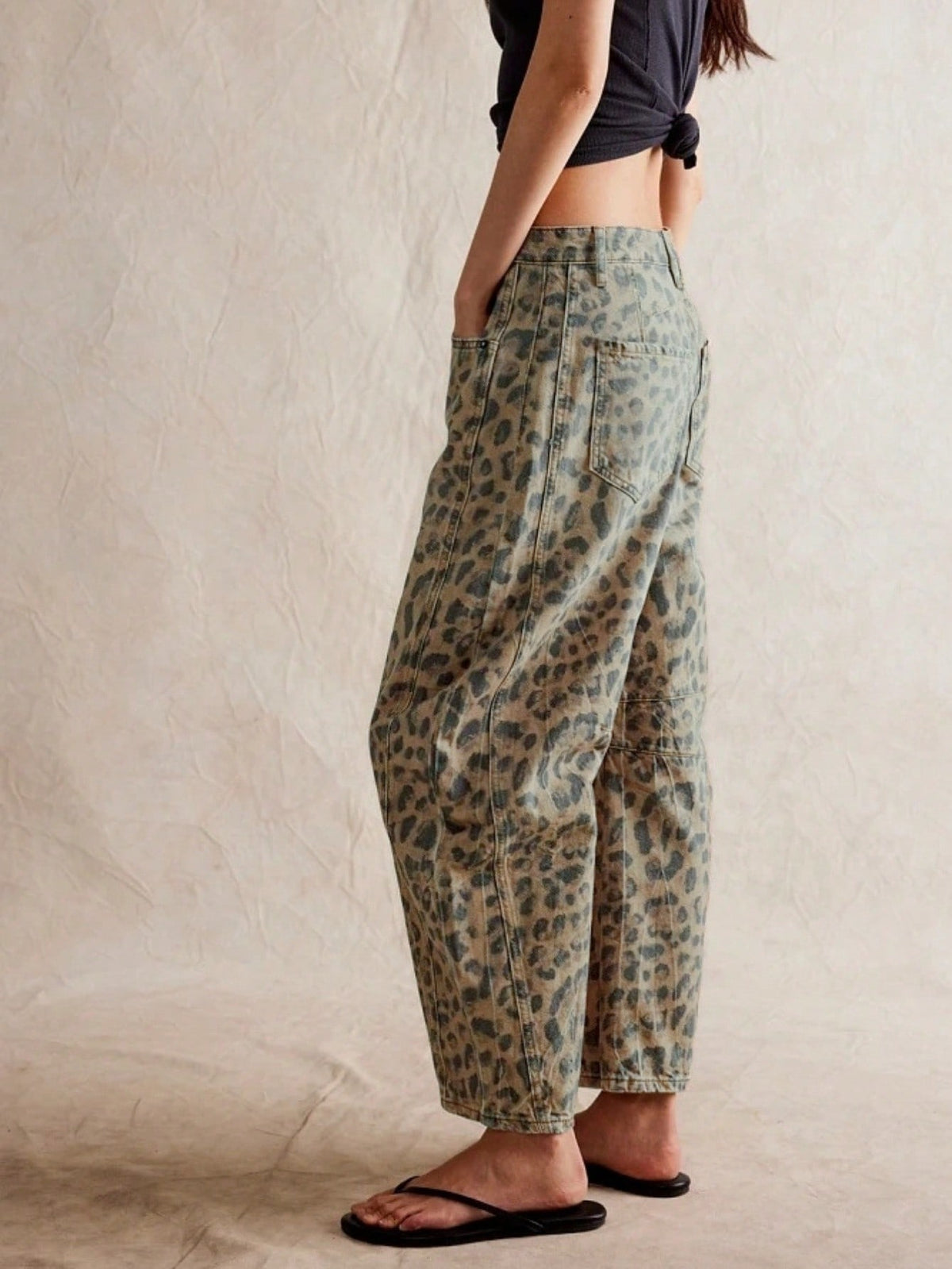 Barrel jeans met luipaardprint van opzij, met de gebogen pijp tot op de enkel