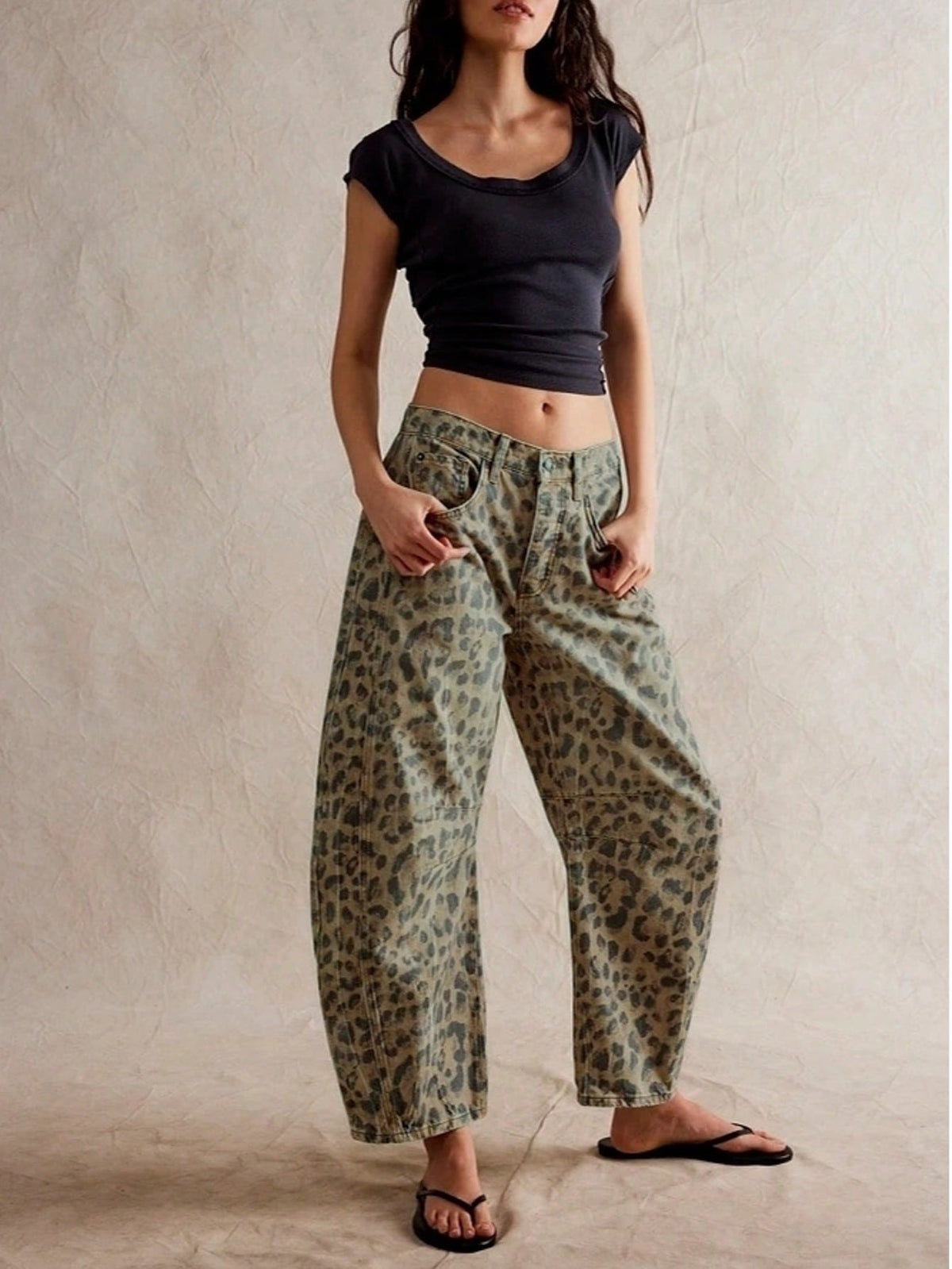 Model in een barrel jeans met luipaardprint en een zwart T-shirt met korte mouwen