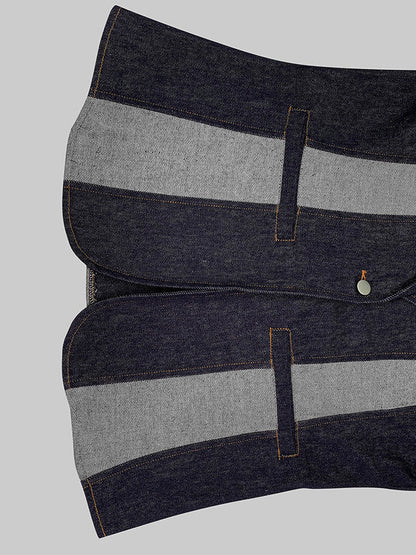 Getailleerde indigo denim damesblazer met lichtgrijze contrastvlakken