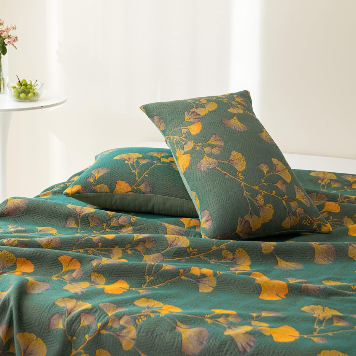 Gewatteerde bedsprei met ginkgobladeren op een opgemaakt bed - beeld 3