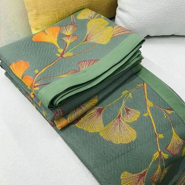 Gewatteerde bedsprei met ginkgobladeren op een opgemaakt bed - beeld 5