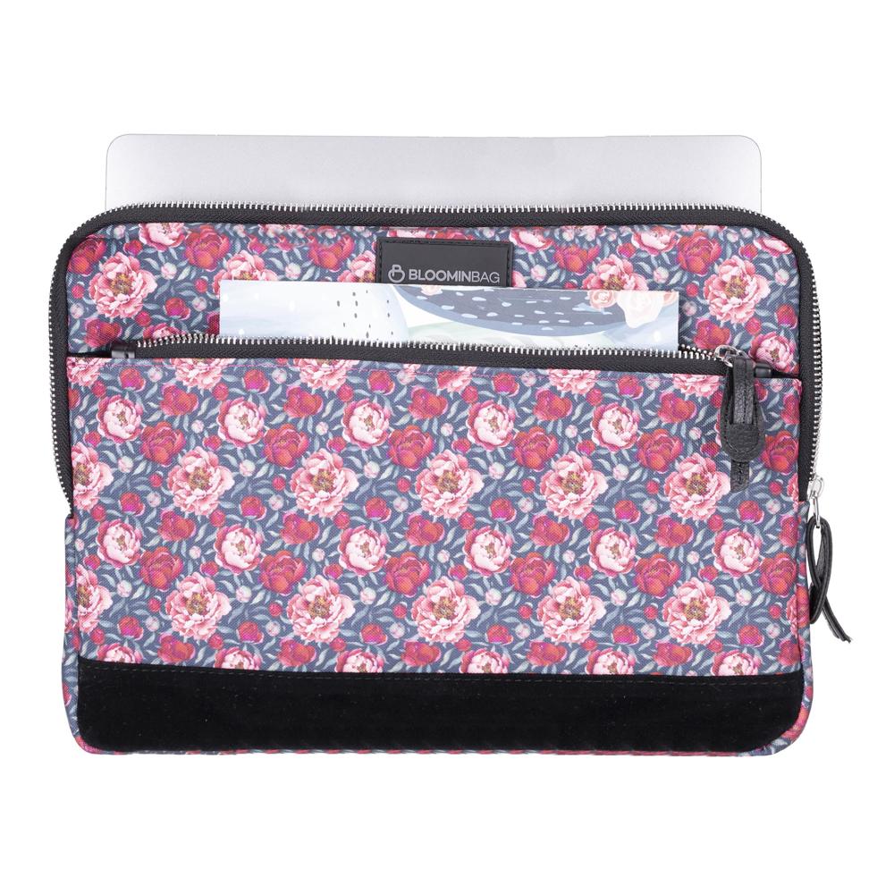 Laptophoes met bloemenprint open, laptop schuift erin