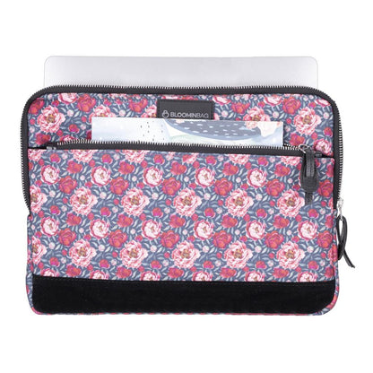 Laptophoes met bloemenprint open, laptop schuift erin