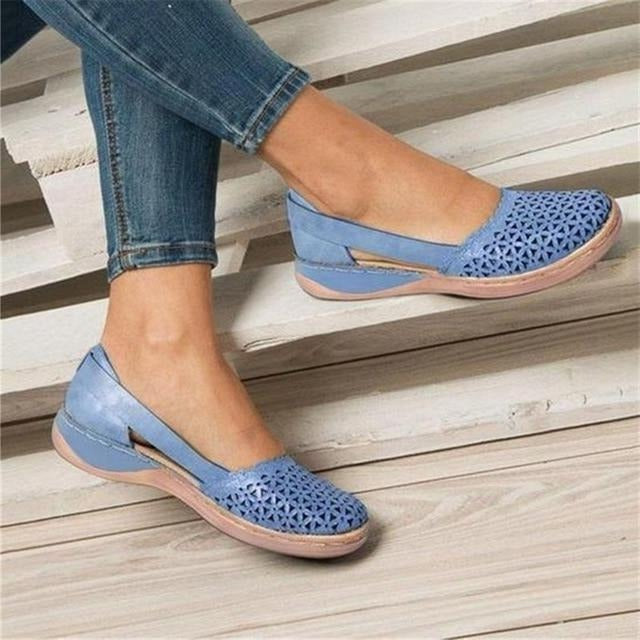Brede ballerina's voor dames met ruime, opengewerkte neus en verborgen hakje - blauw