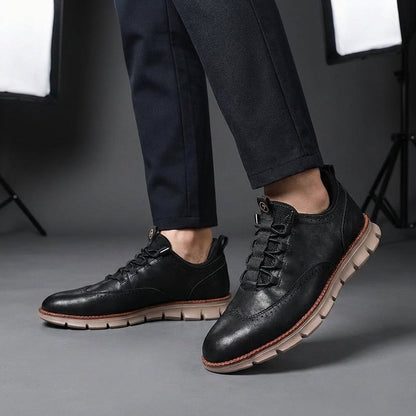 Brogue herensneakers in gladde leerlook met elastische veters door lusjes en profielzool - beeld 2