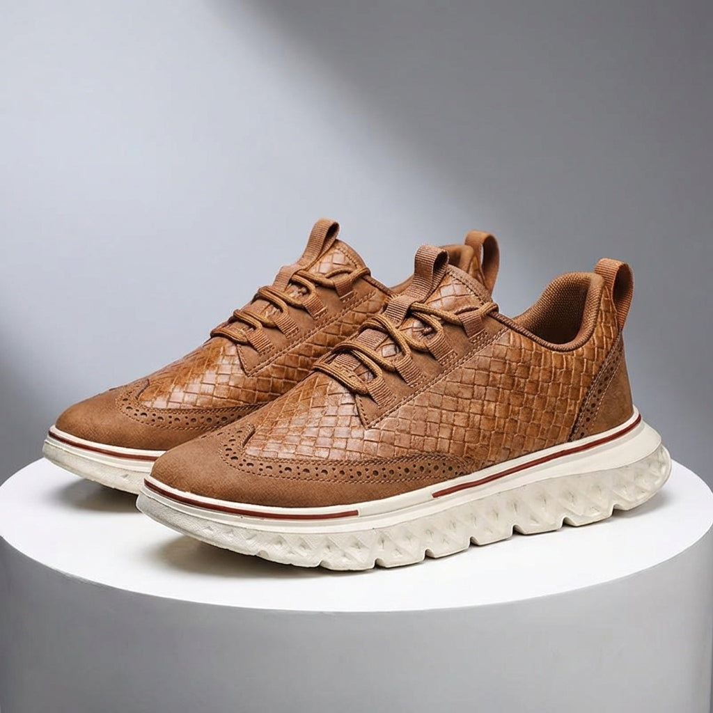 Brogue herensneakers in leerlook met geperst vlechtmotief en diep ingesneden profielzool - cognac