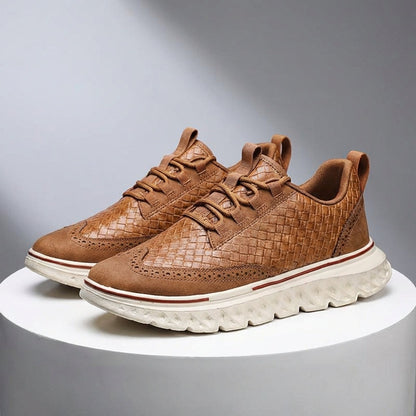 Brogue herensneakers in leerlook met geperst vlechtmotief en diep ingesneden profielzool - cognac