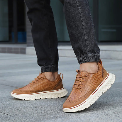 Brogue herensneakers in leerlook met geperst vlechtmotief en diep ingesneden profielzool - beeld 7