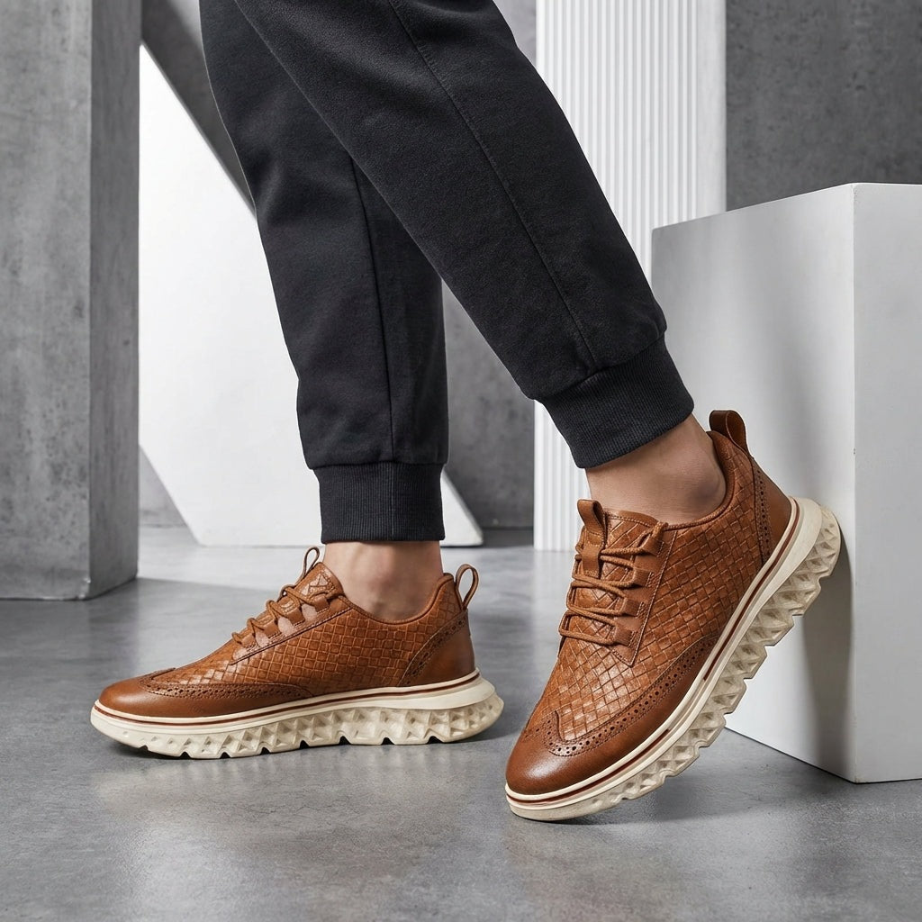 Brogue herensneakers in leerlook met geperst vlechtmotief en diep ingesneden profielzool - beeld 8