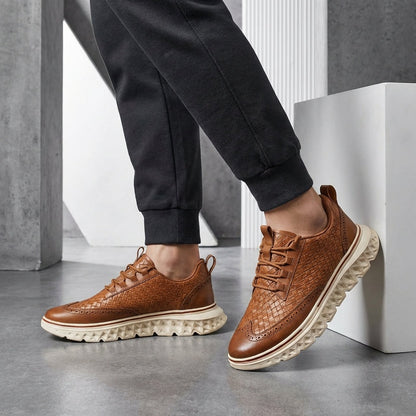 Brogue herensneakers in leerlook met geperst vlechtmotief en diep ingesneden profielzool - beeld 8