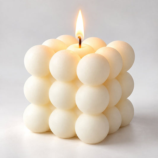 Bubbelkaars in kubusvorm met brandende lont - crème