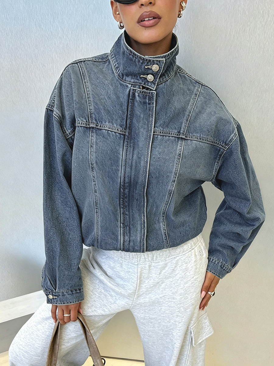 Cropped spijkerjack met hoge opstaande kraag en ballonmouwen