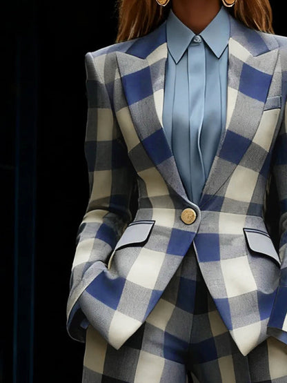 Geruite damesblazer in blauw en crème met reverskraag en kleppenzakken