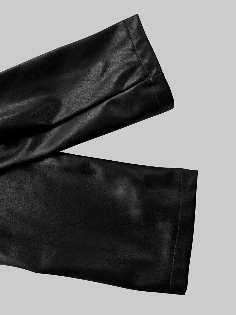 Getailleerde zwarte imitatieleren damesblazer met puntrevers en gouden knopen