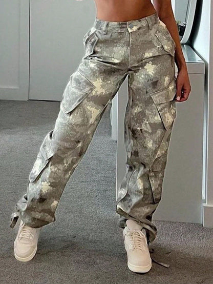 Camouflage cargobroek voor dames met klepzakken op beide pijpen en rechte lange pijp - camo