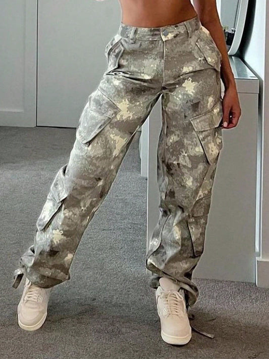 Camouflage cargobroek voor dames met klepzakken op beide pijpen en rechte lange pijp - camo