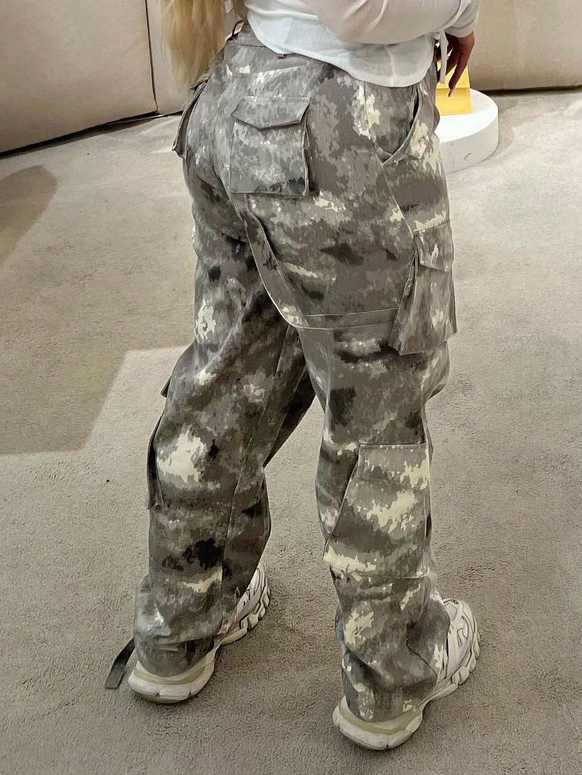 Camouflage cargobroek voor dames met klepzakken op beide pijpen en rechte lange pijp - beeld 2