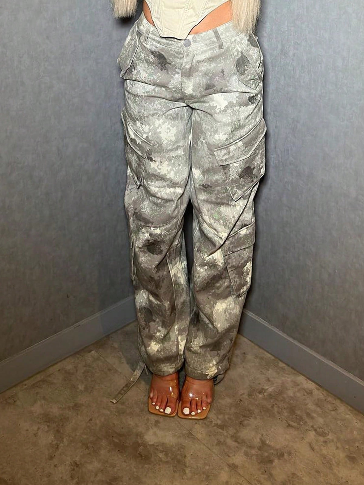 Camouflage cargobroek voor dames met klepzakken op beide pijpen en rechte lange pijp - beeld 3