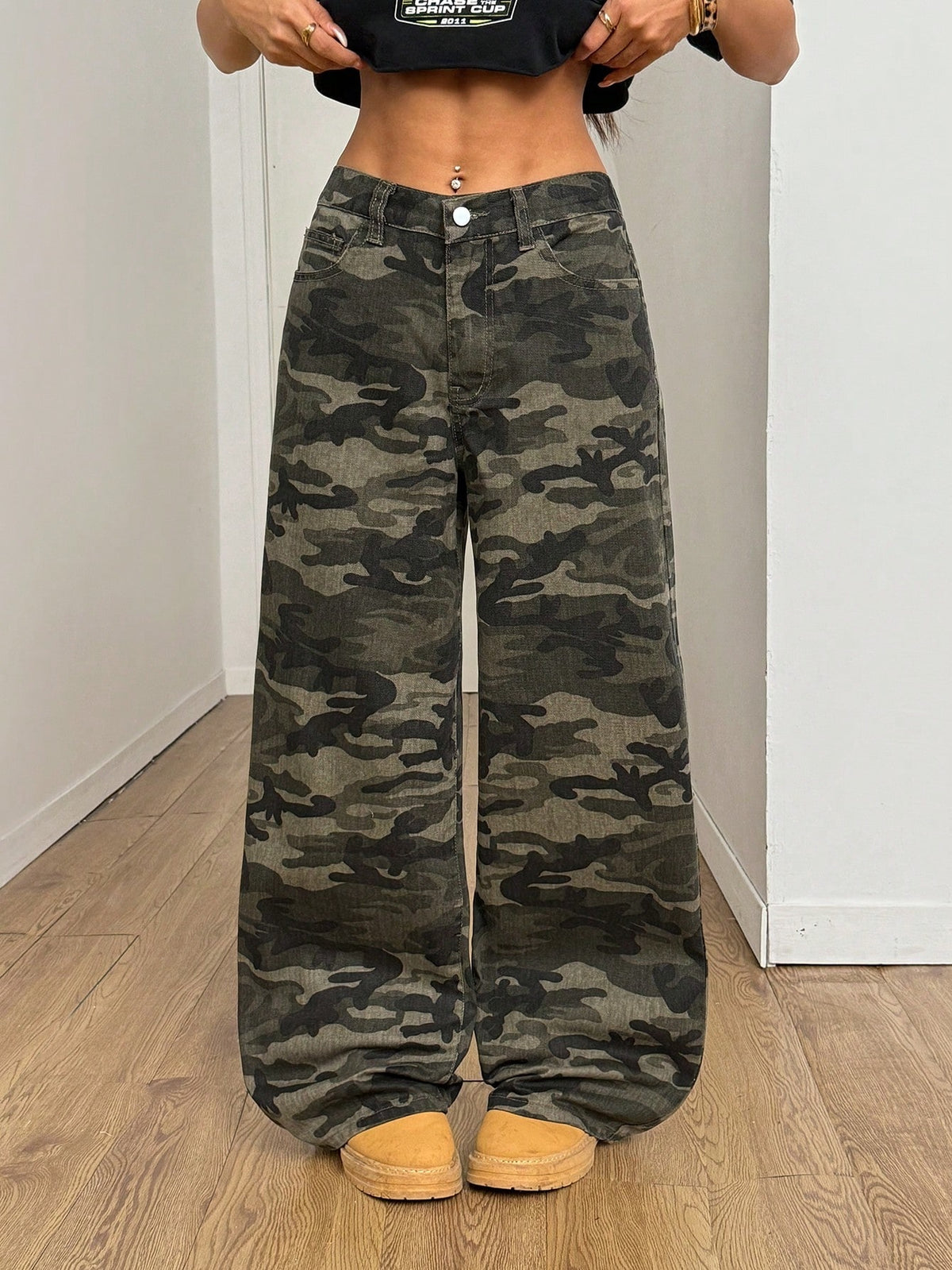 Camouflage jeans voor dames in petite lengte met rechte ruime pijp - beeld 2