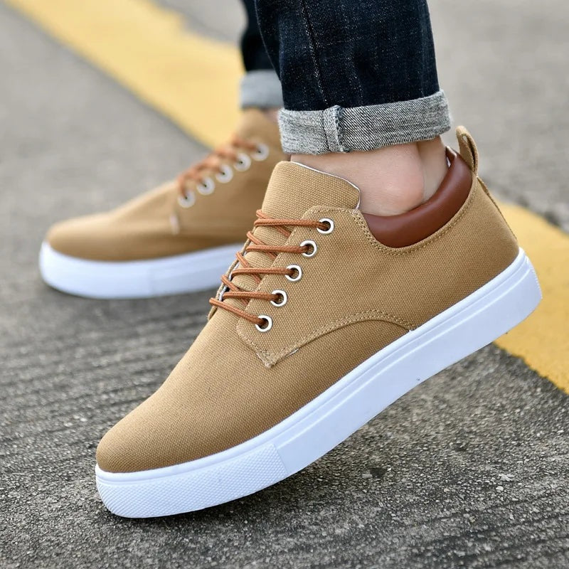 Canvas herensneakers met witte rubberen zool, bruine veters en hielstuk in leerlook - camel