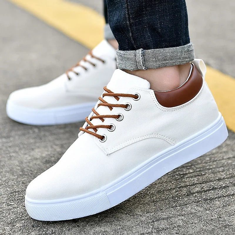 Canvas herensneakers met witte rubberen zool, bruine veters en hielstuk in leerlook - wit