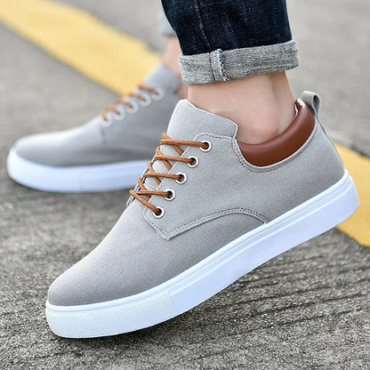 Canvas herensneakers met witte rubberen zool, bruine veters en hielstuk in leerlook - lichtgrijs